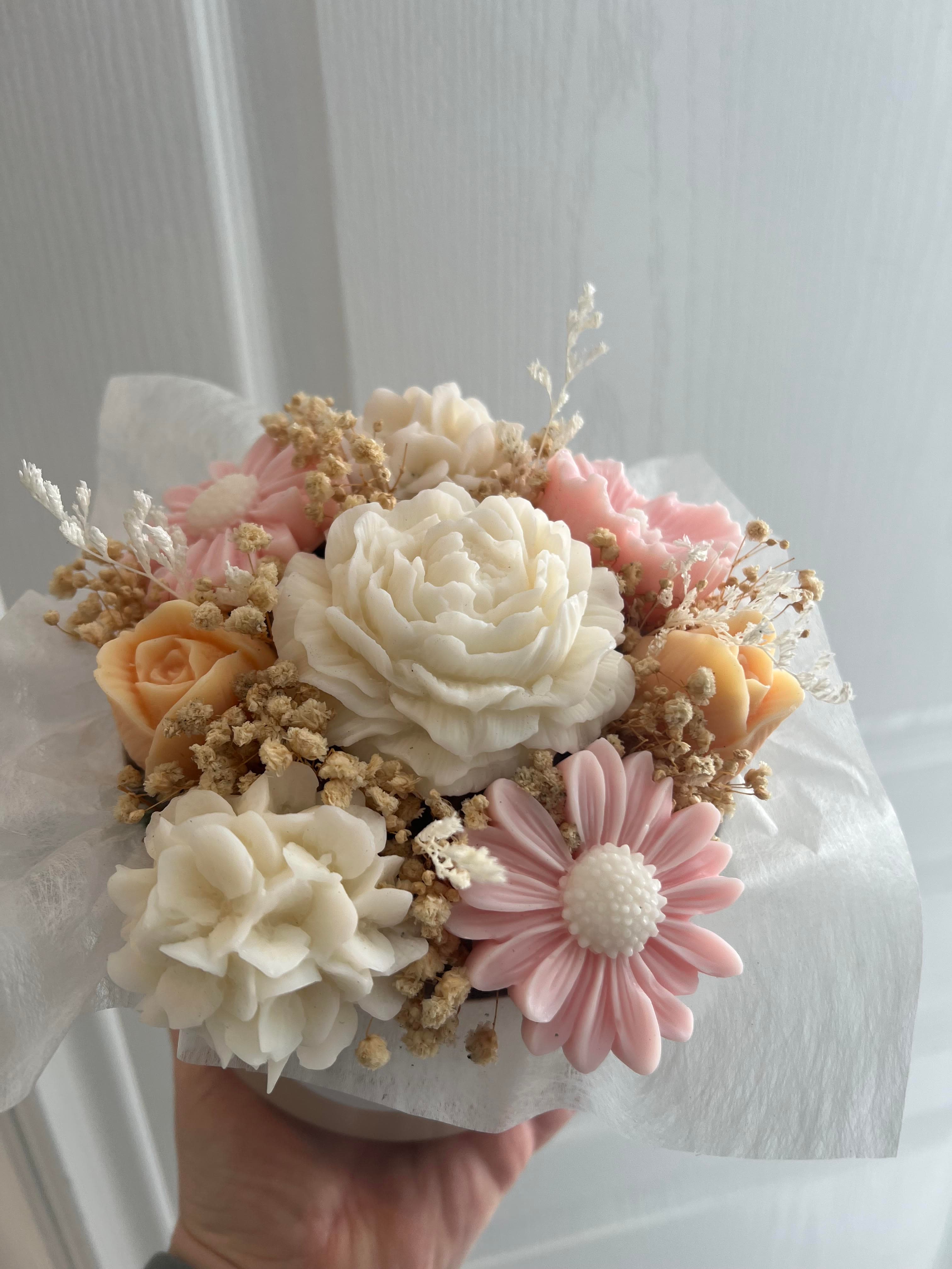 Bouquet de fleurs en cire tons doux