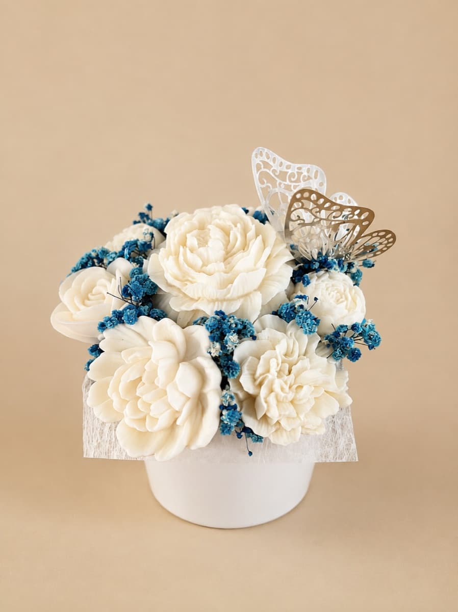 Bouquet de fleurs blanches en cire, gypsophile bleu et papillons