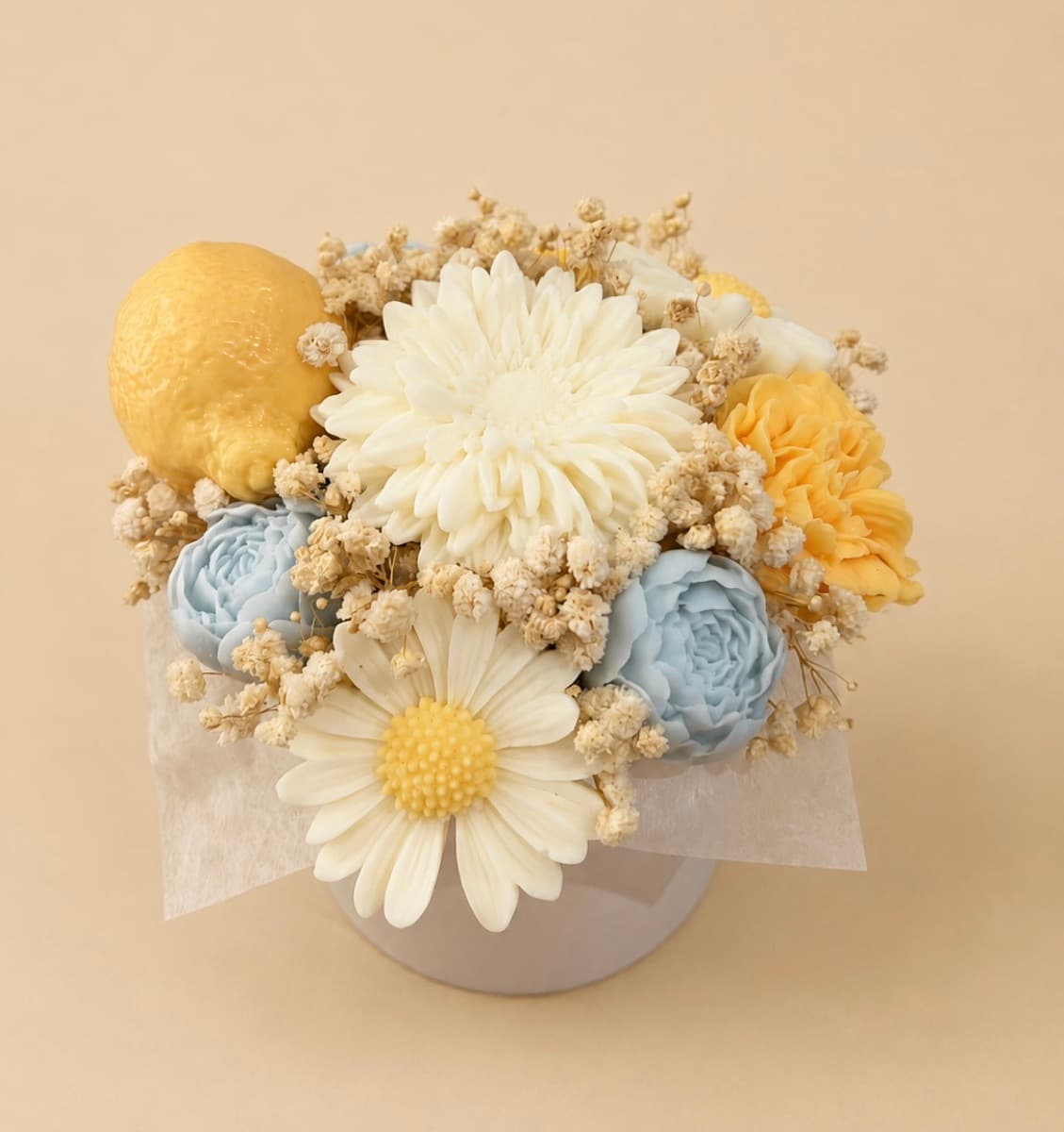 Bouquet en cire bleu et jaune avec citron jaune